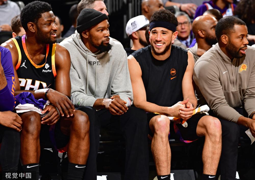 切尔西男女足齐聚斯坦福桥球场，举办活动庆祝2024／25赛季成功.