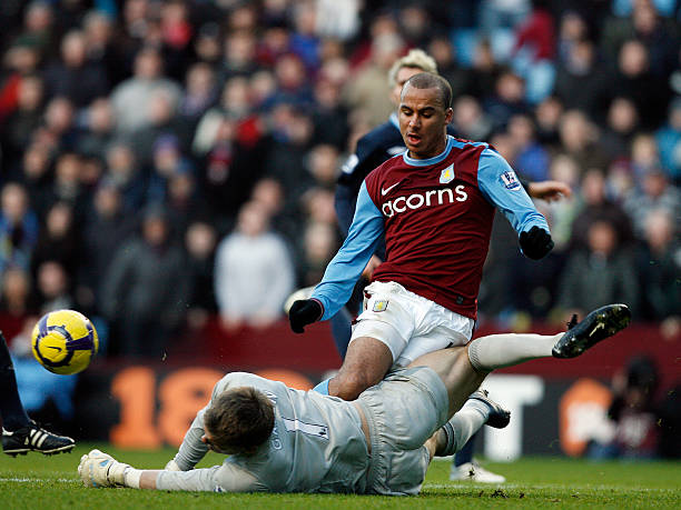 随和，梅西与安保沟通后，与冲入球场的球迷合影并拥抱.